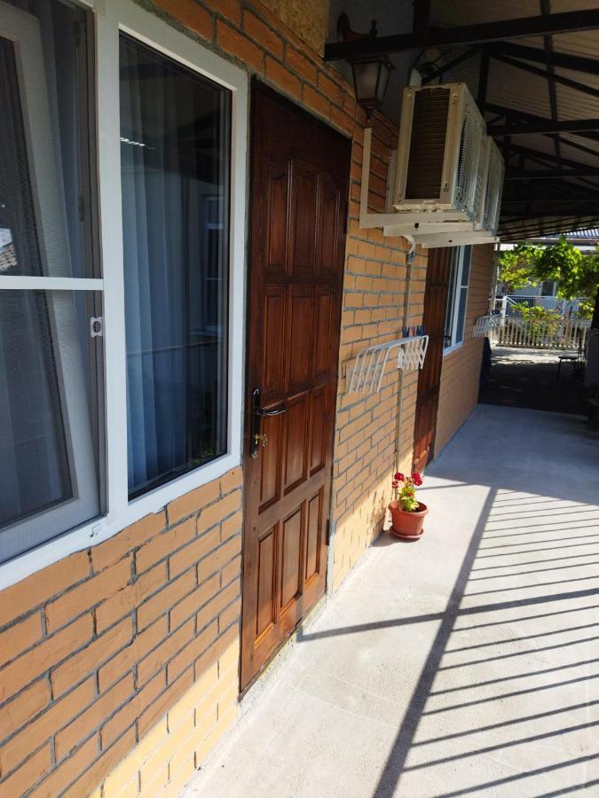 Гостевой Дом Ксения Hotel Sukhumi Eksteriør billede
